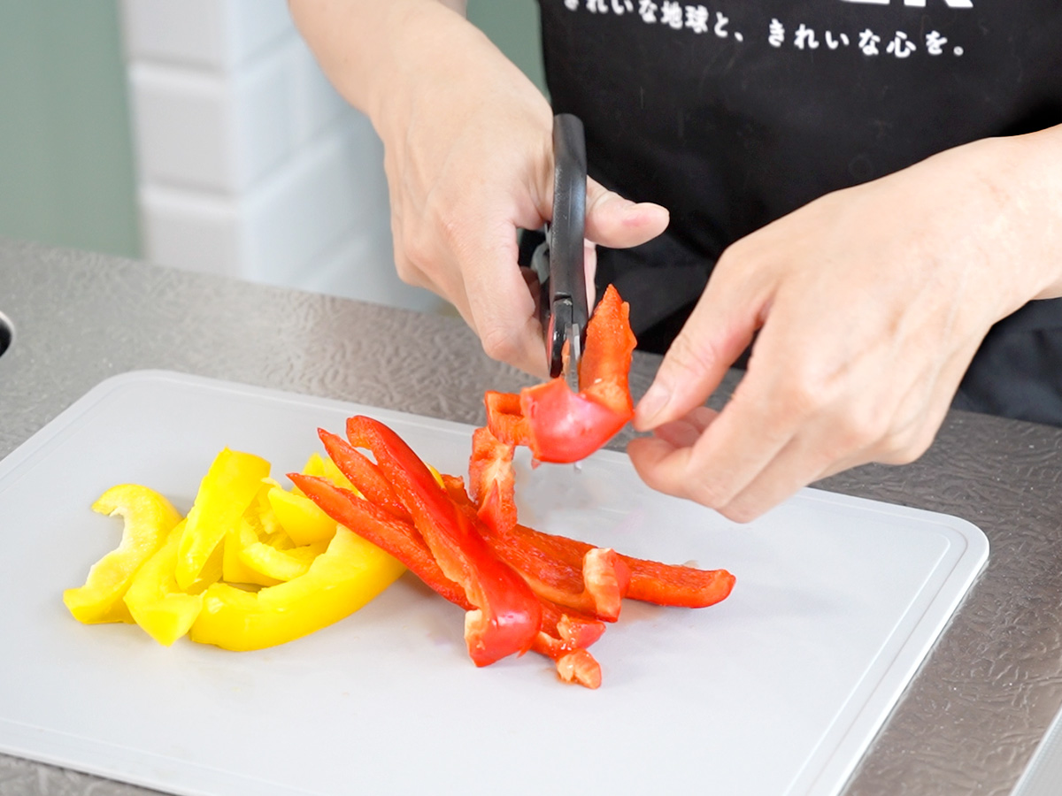 パプリカを調理ばさみで1.5cm幅に切るシーン