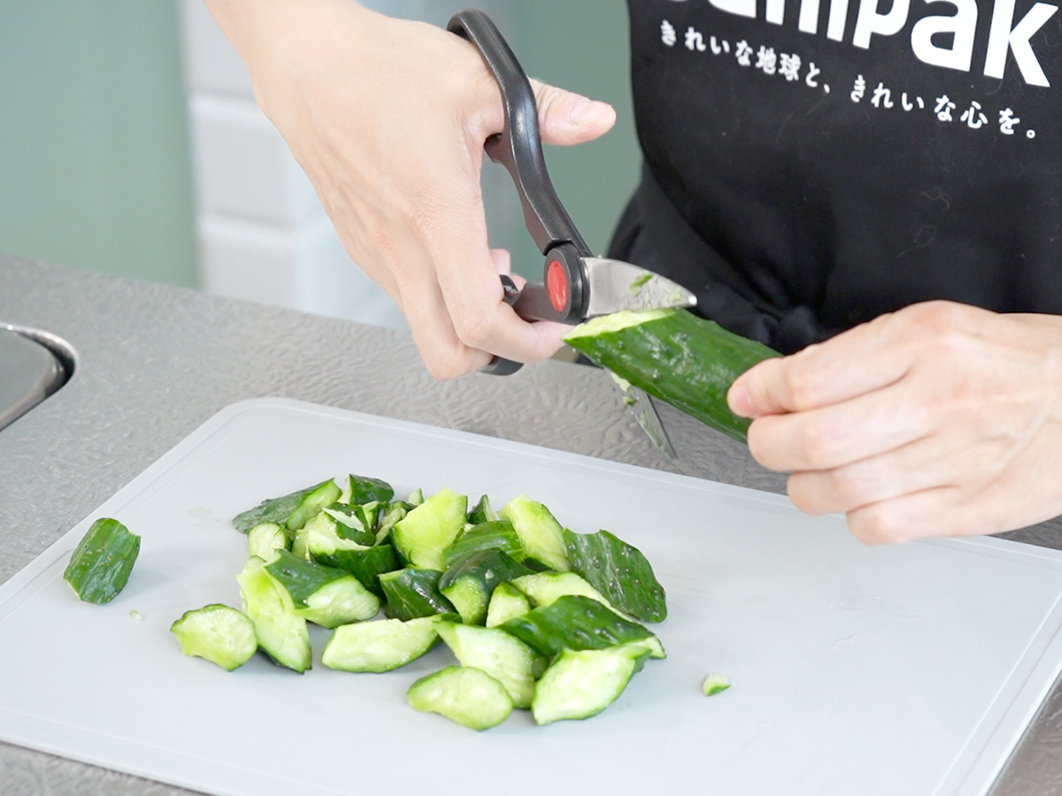 調理ばさみできゅうりを切るシーン