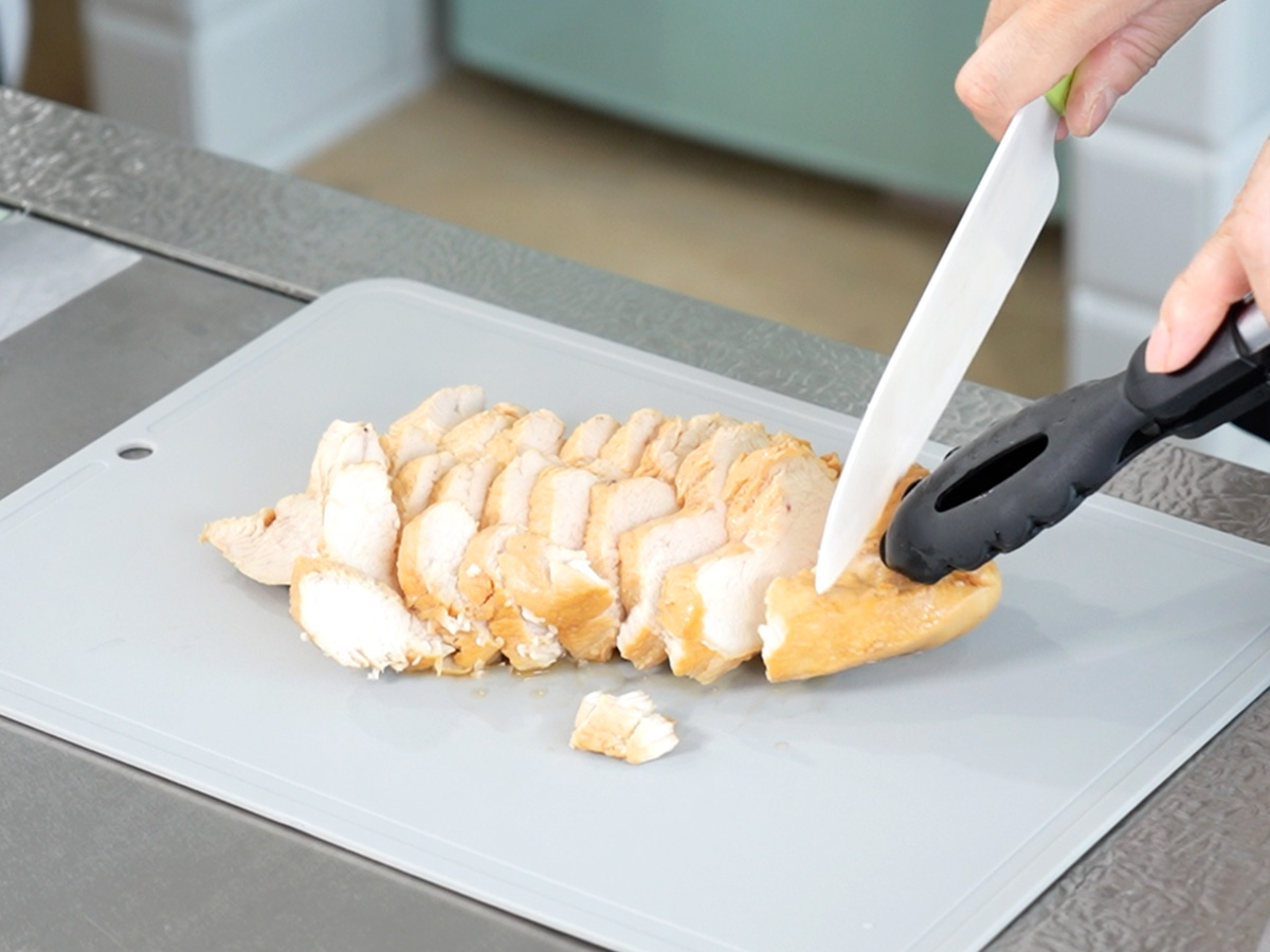 レモンしょうゆチキンを切るシーン