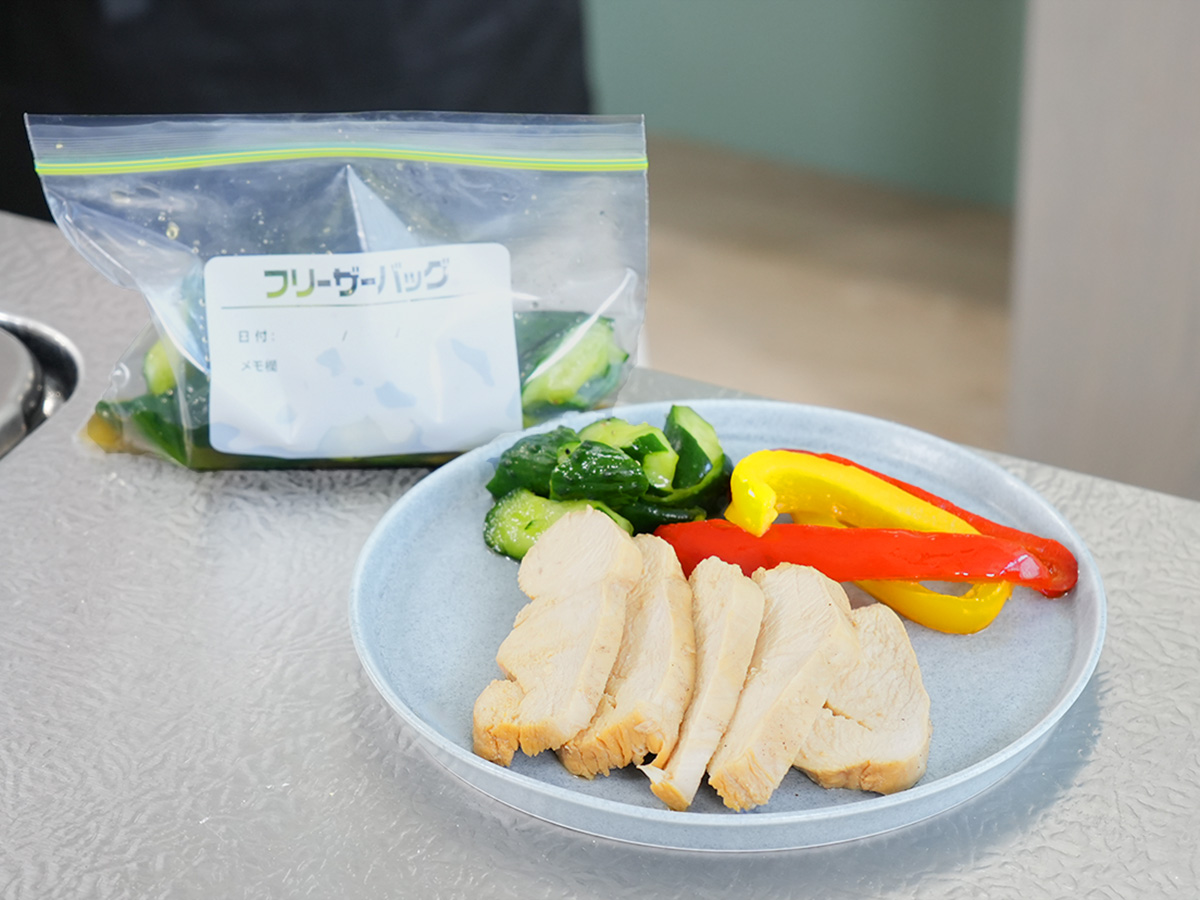 盛りつけるシーン