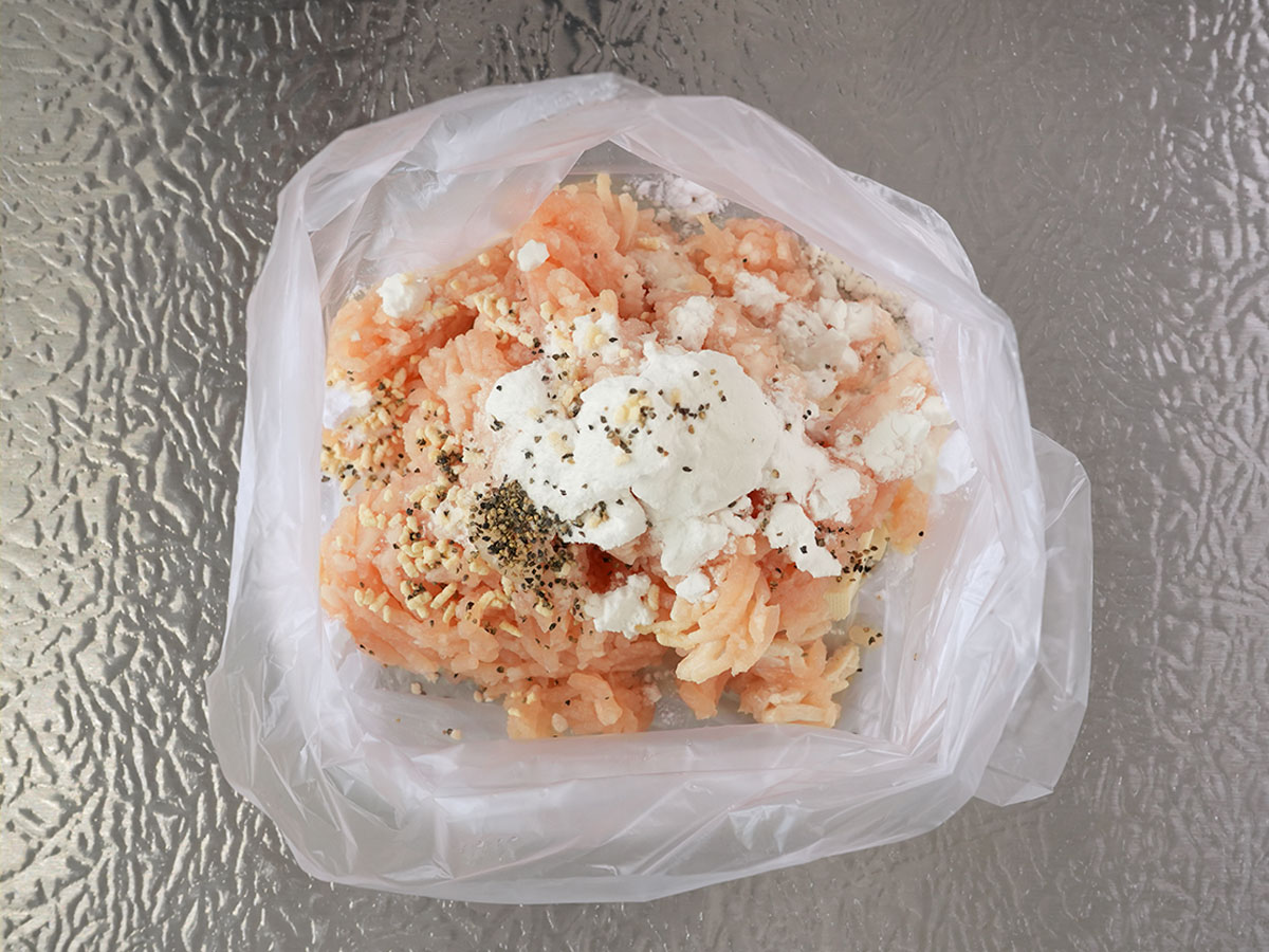 材料を入れているシーン