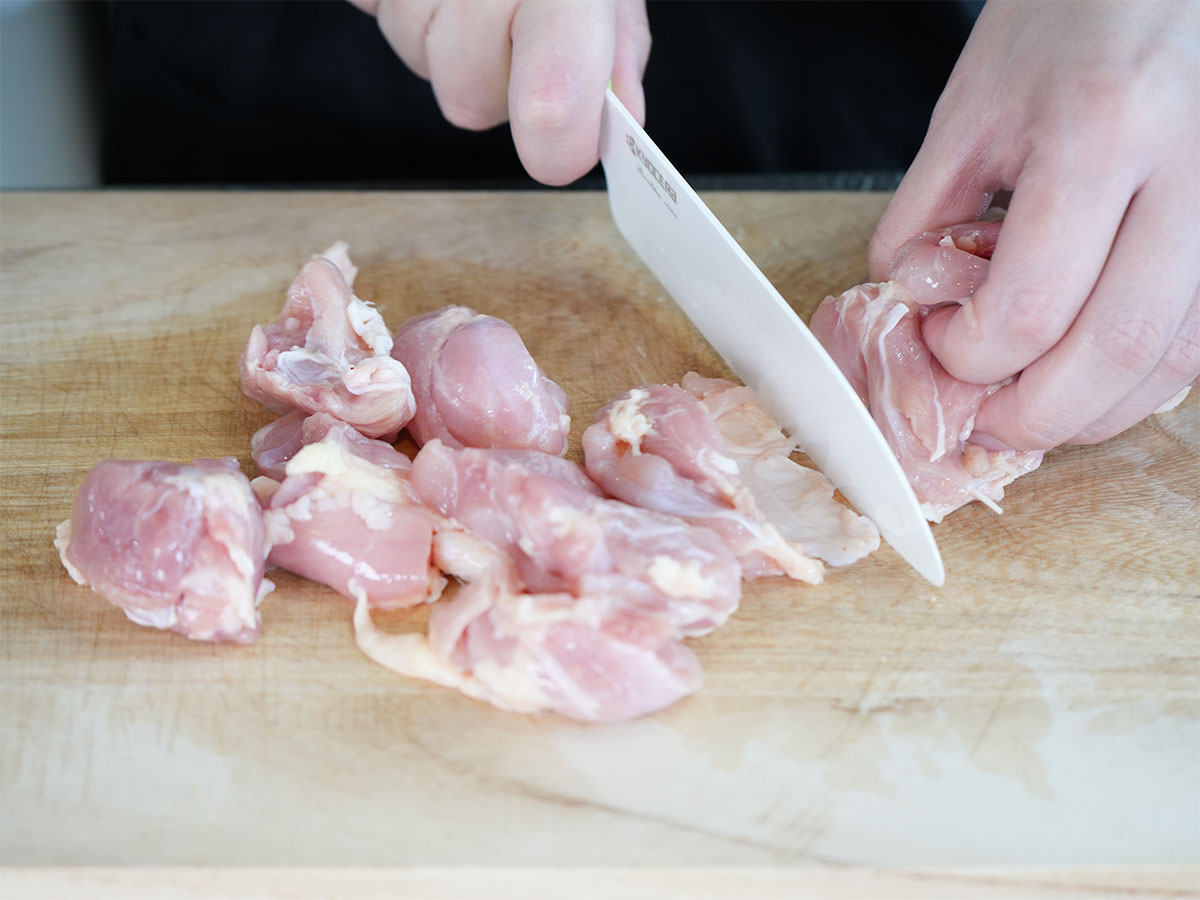 鶏もも肉を切るシーン