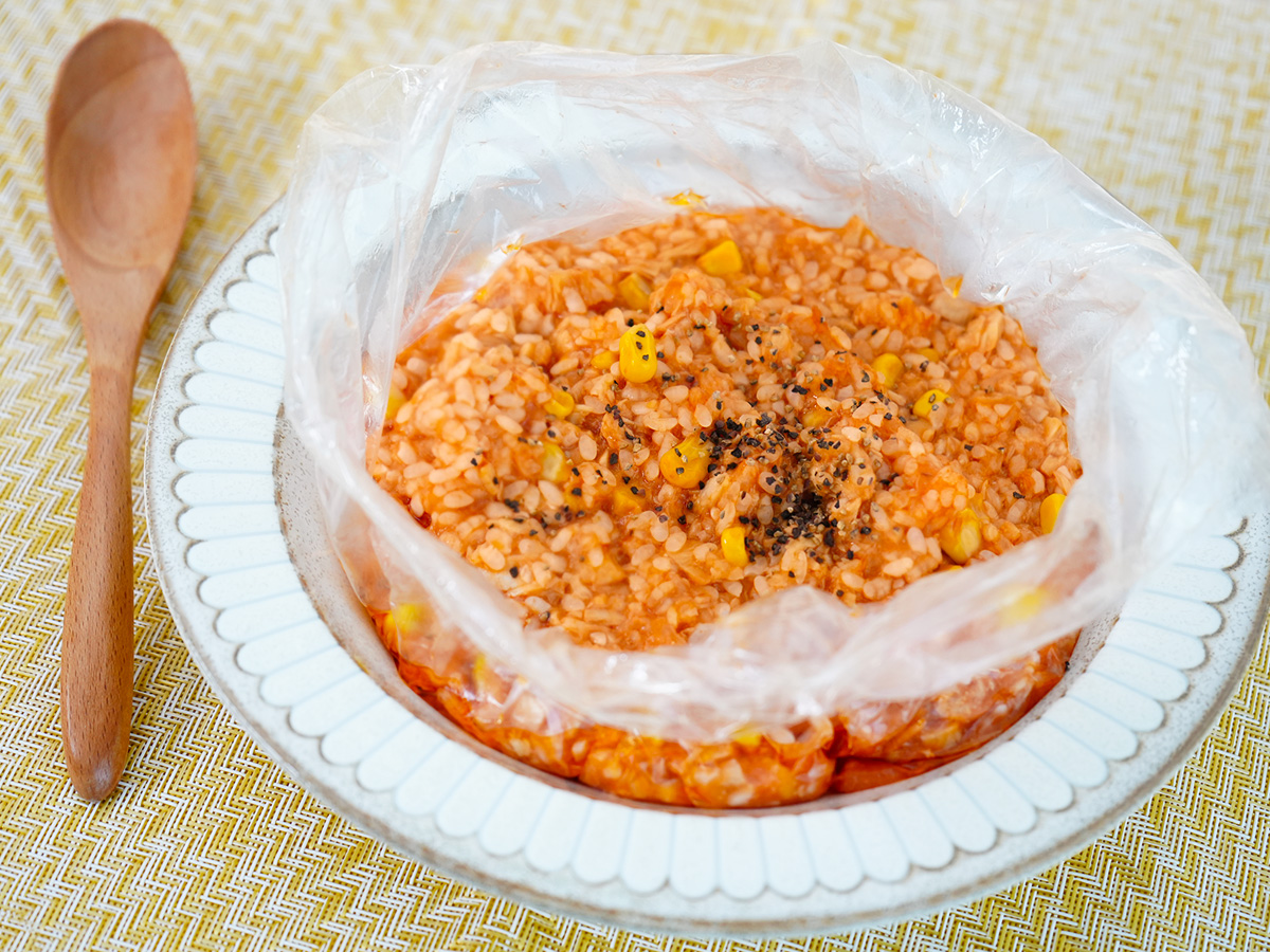 備蓄しやすい材料で作る！災害時に役立つ「ツナとトマトのリゾット」ポリ袋レシピ