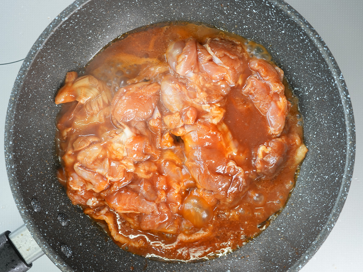 鶏もも肉を焼くシーン
