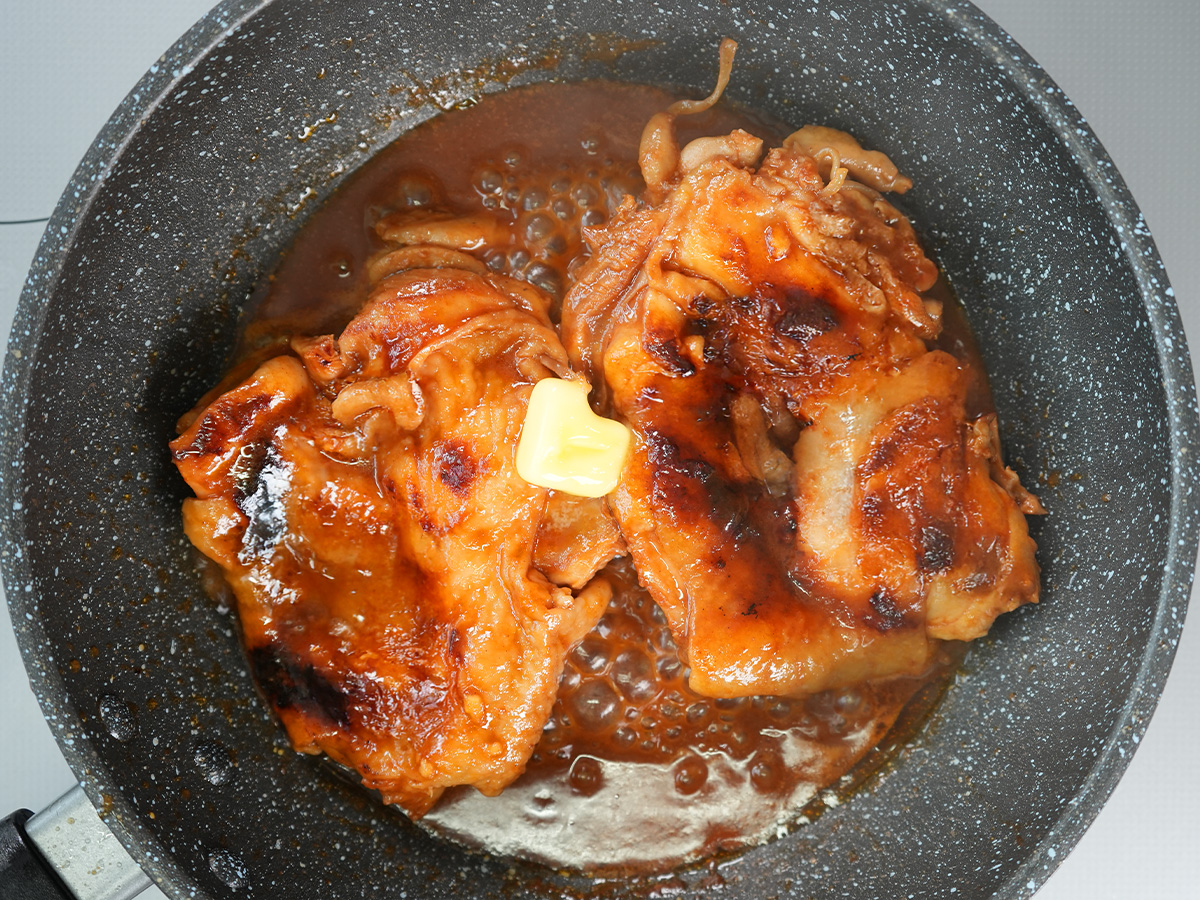 鶏もも肉に焼き目がついたシーン