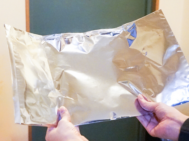 開いて洗ったお菓子の袋