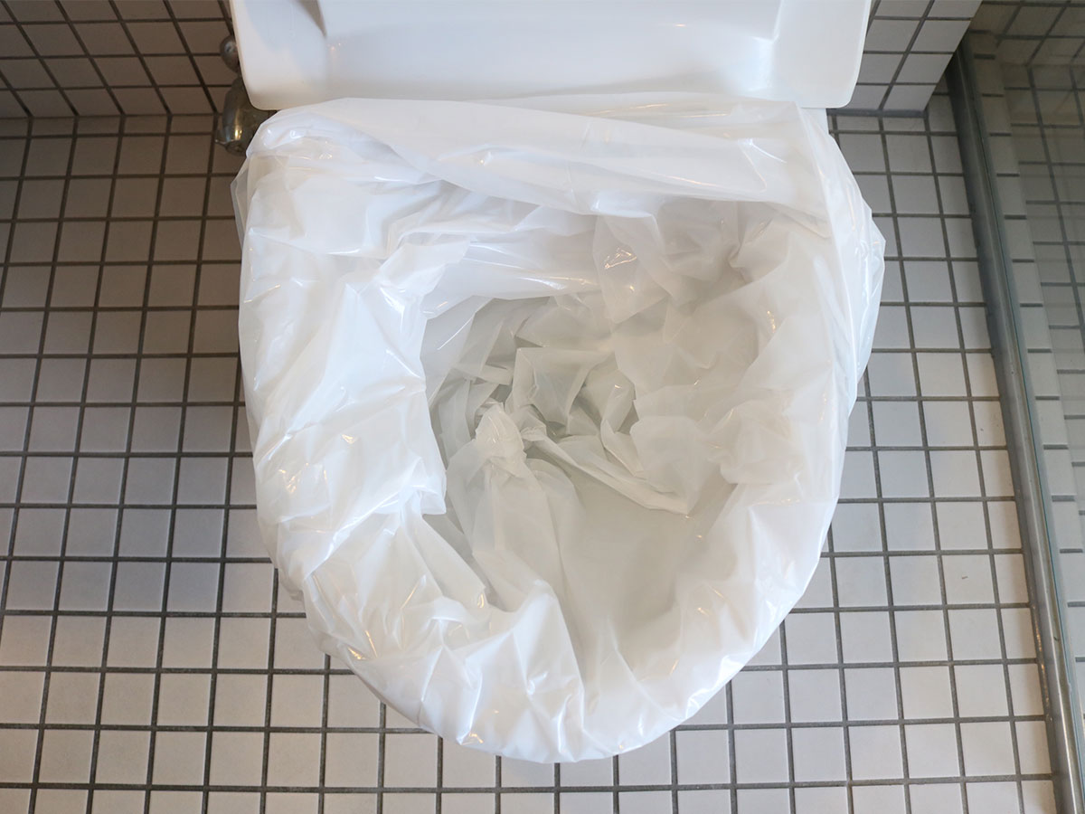 トイレの便器にゴミ袋を設置