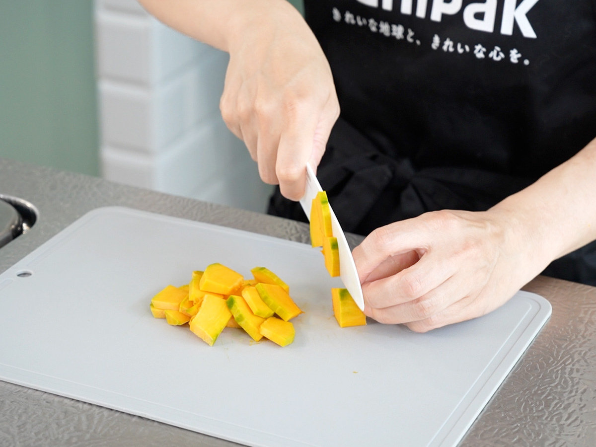 かぼちゃを薄く切るシーン