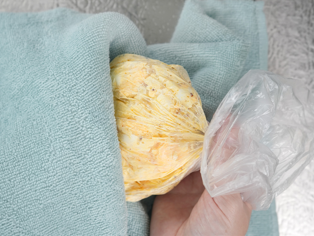 ゆで卵になったらタオルなどで包みながら揉んで潰すシーン