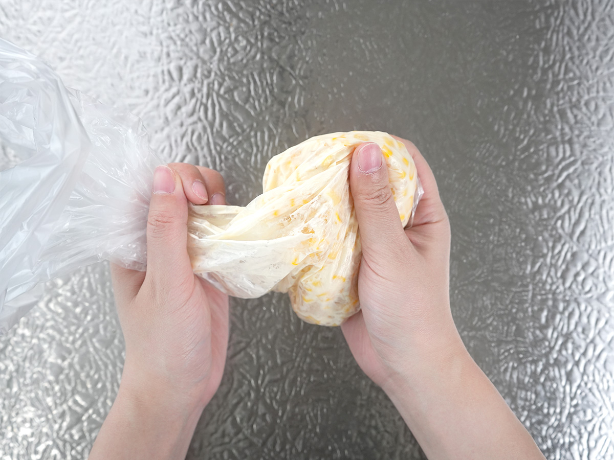 ポリ袋を揉み込んで混ぜるシーン