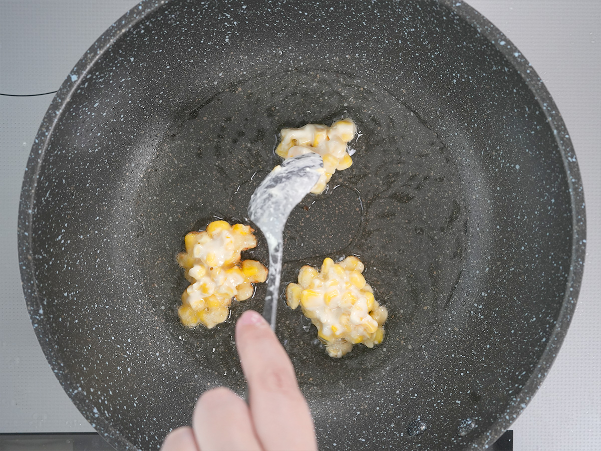 揚げ焼きするシーン