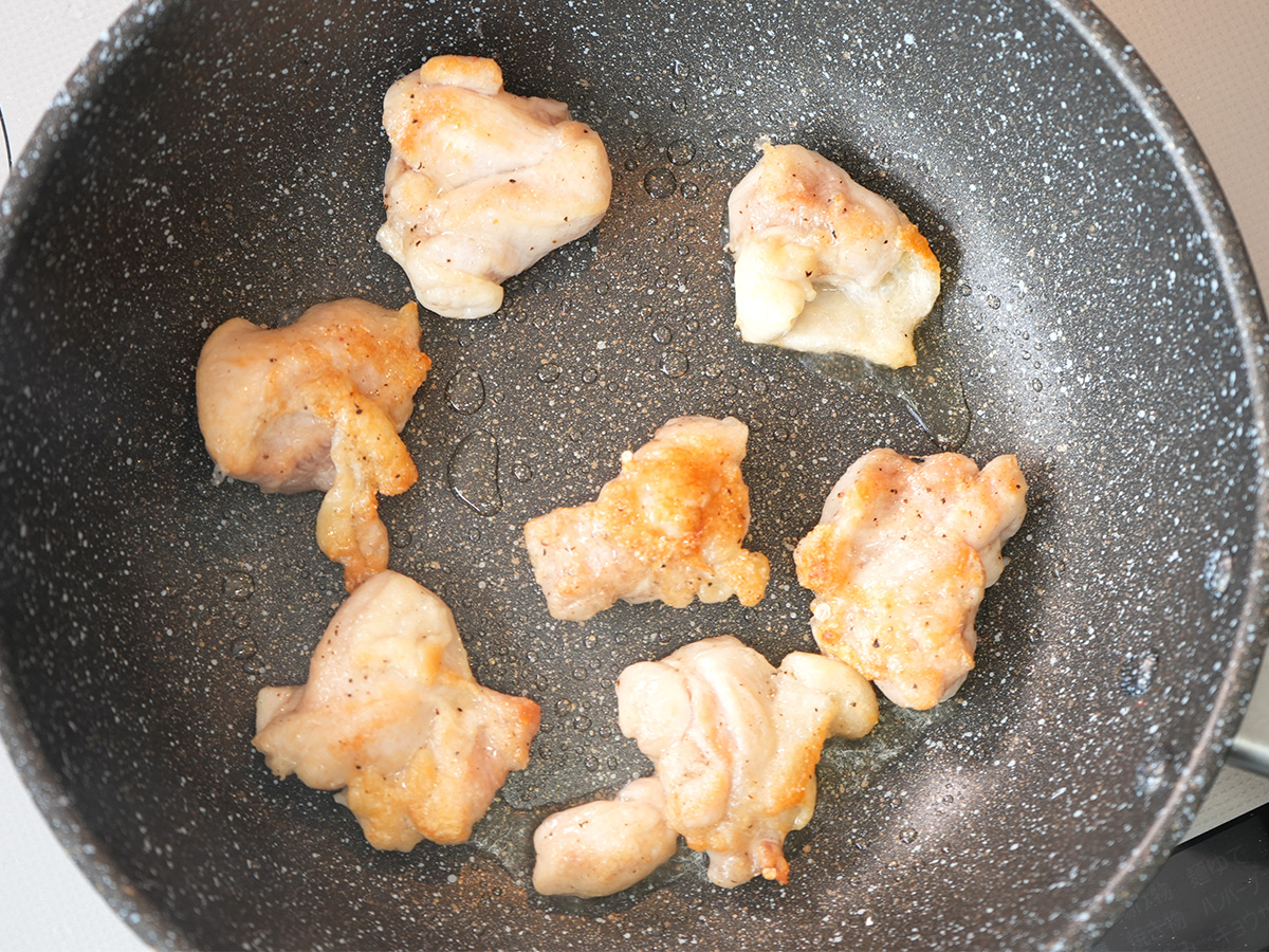 豚肉を焼き上げたシーン