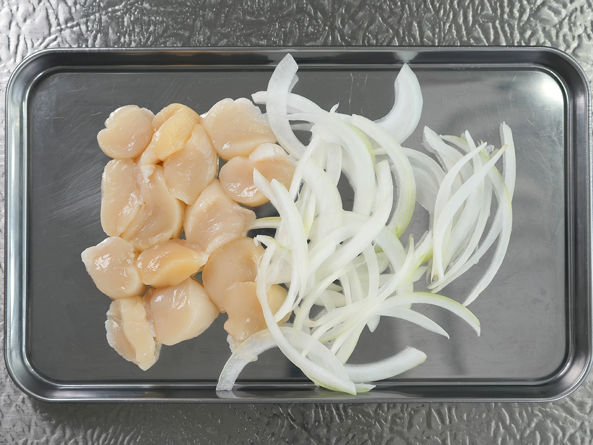 玉ねぎはごく薄切りにし、ホタテは半分に切るシーン