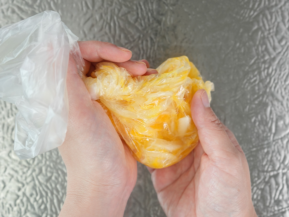 材料がよく馴染むまで揉み込むシーン