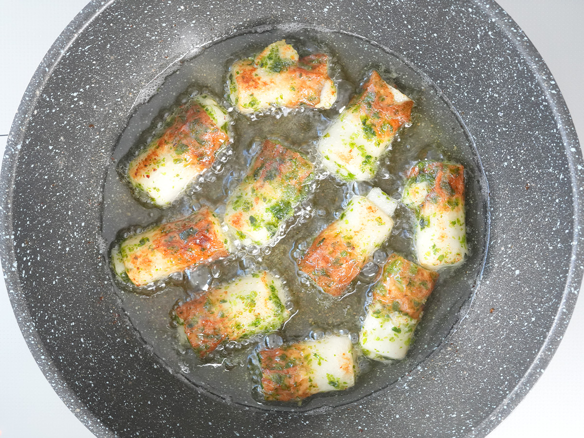 多めの油を入れて揚げ焼きするシーン