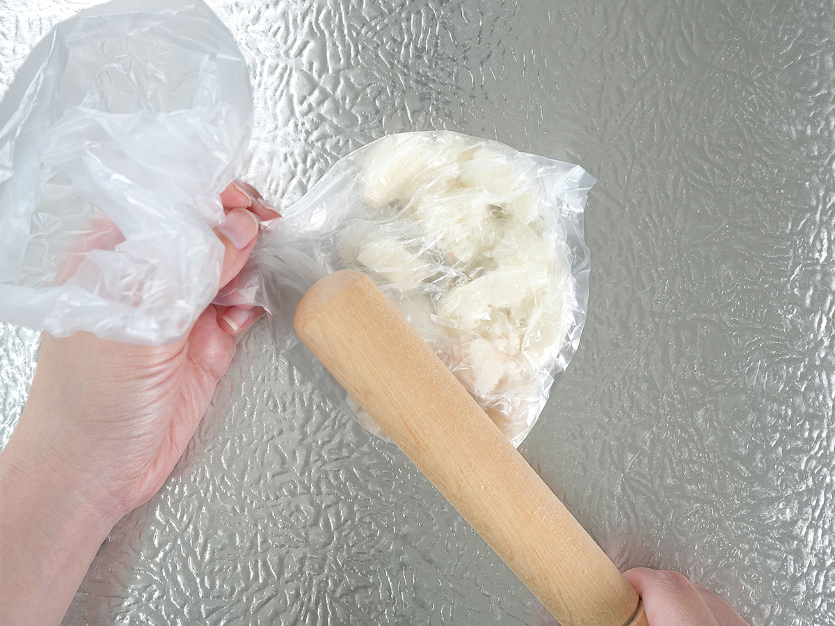 ポリ袋に長芋を入れ、麺棒などで好みの大きさまで叩く