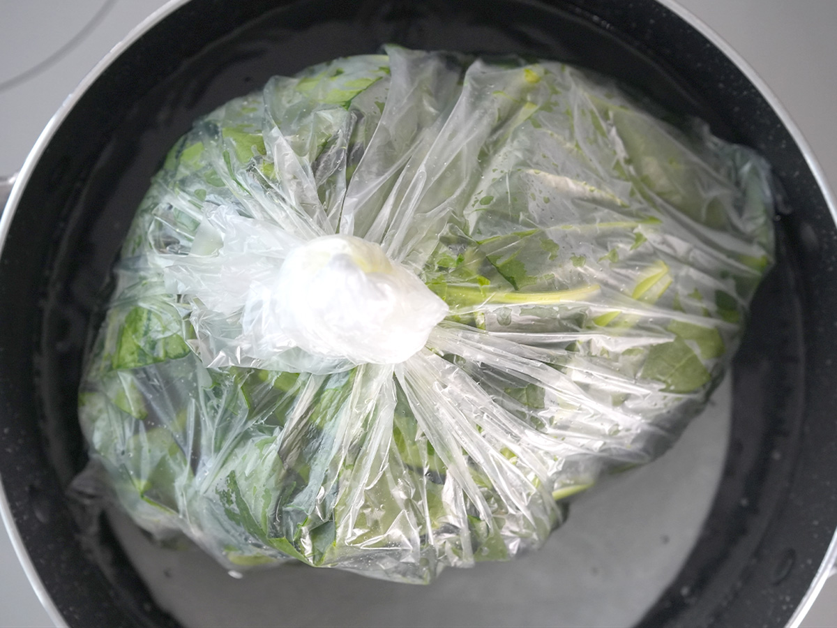 ポリ袋1を入れて3分間湯せんするシーン
