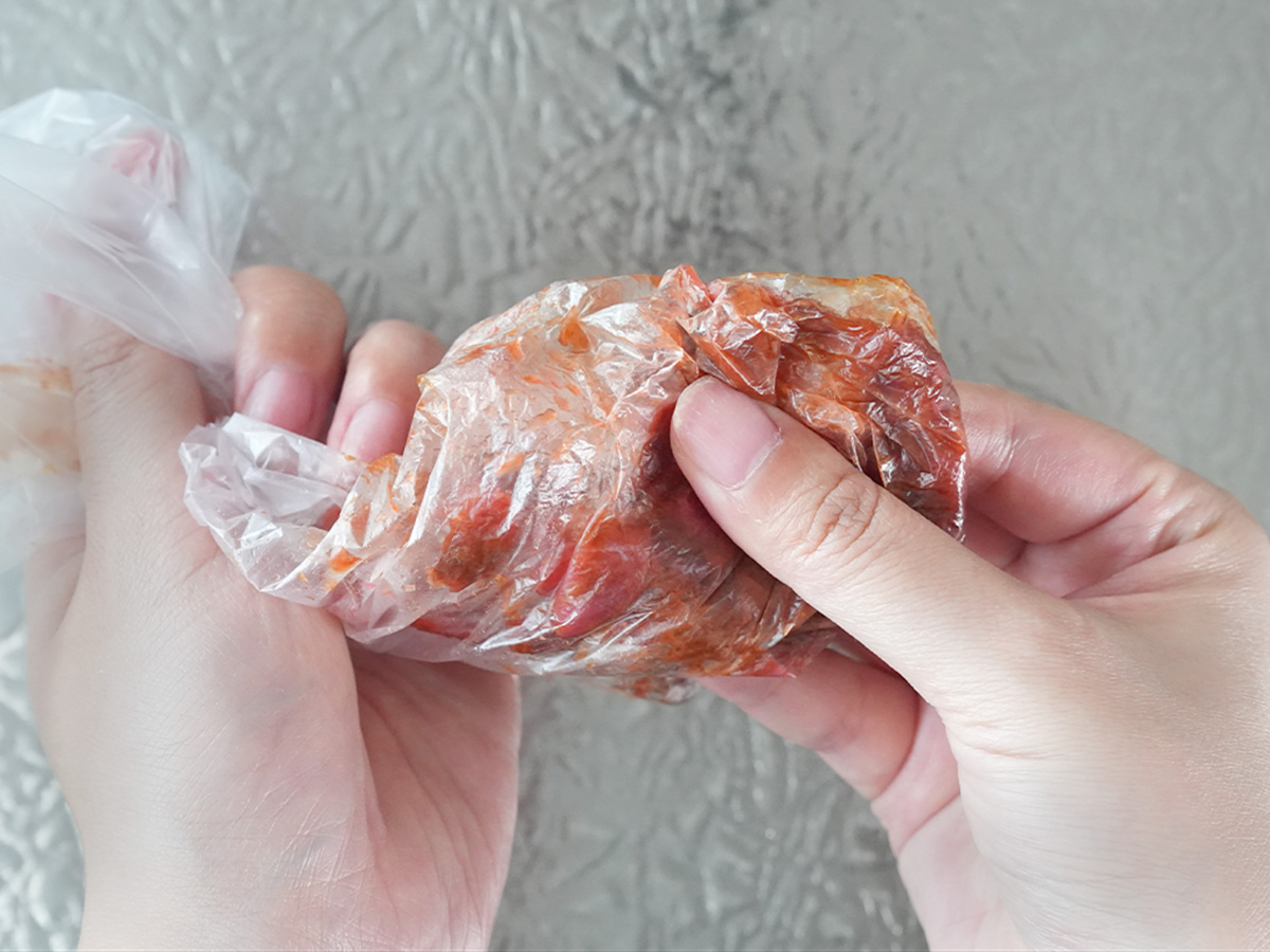 ポリ袋2に種を除いた梅干しを入れて揉みペースト状にするシーン