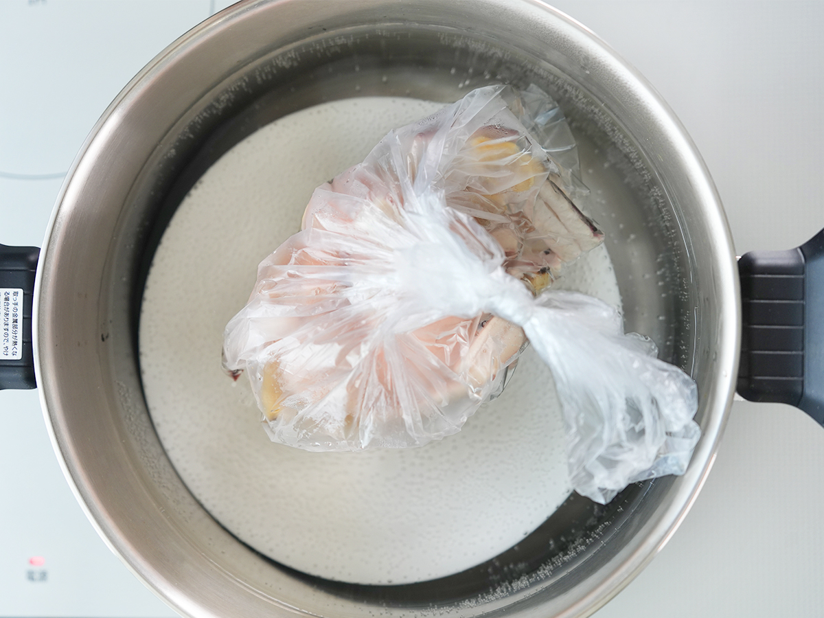 ポリ袋を湯せんするシーン