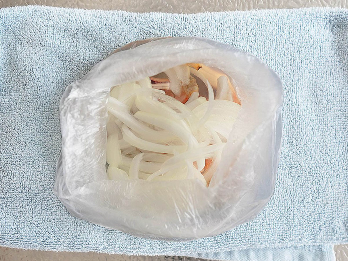タオルに包んで水を加えているシーン