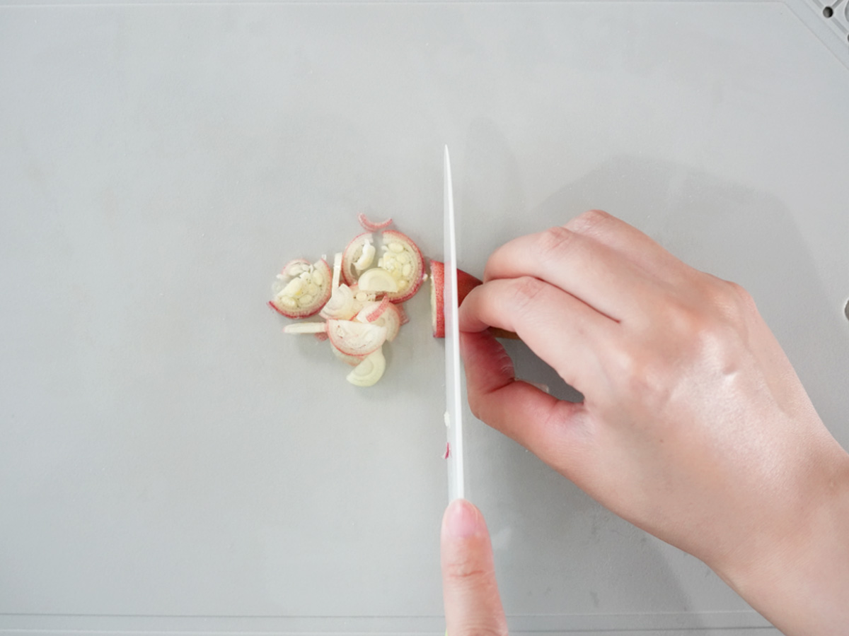 みょうがは半分に切って薄切りにするシーン