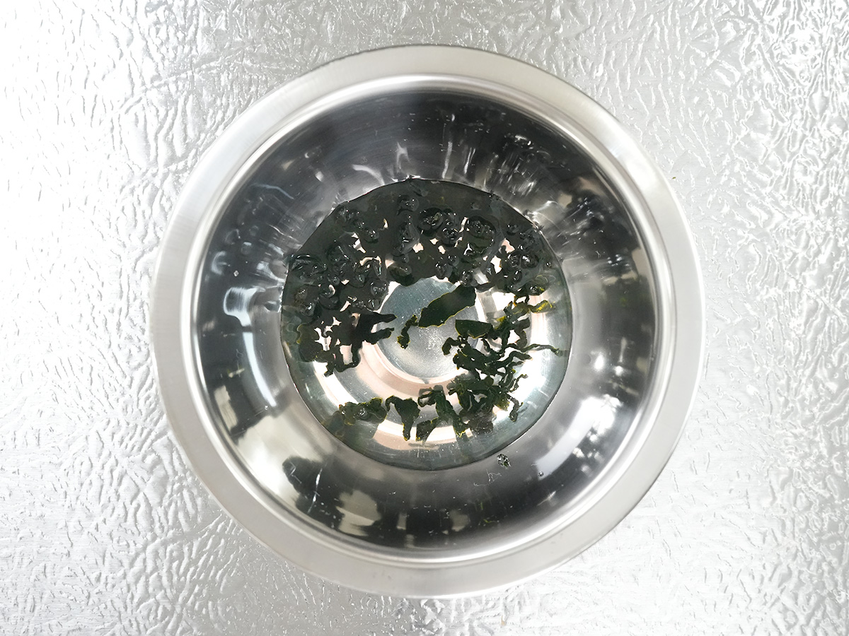 乾燥わかめを水で戻すシーン