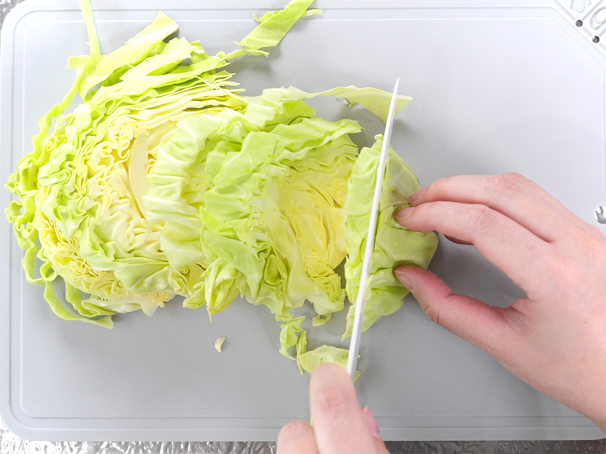 キャベツを太めに千切りするシーン