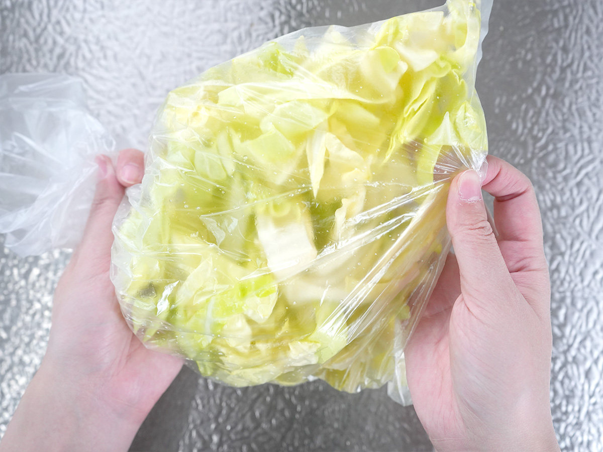 ポリ袋を振るシーン