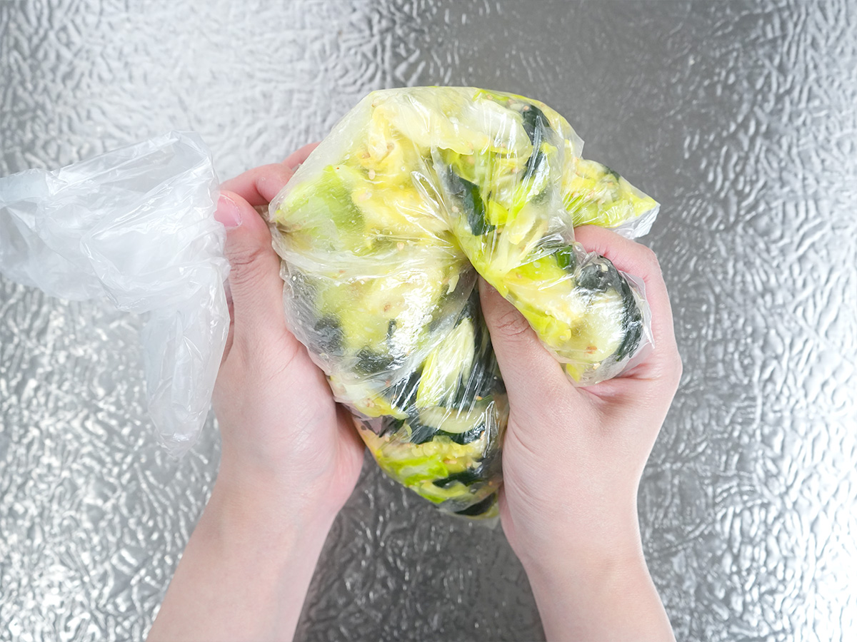 ポリ袋を揉み込むシーン