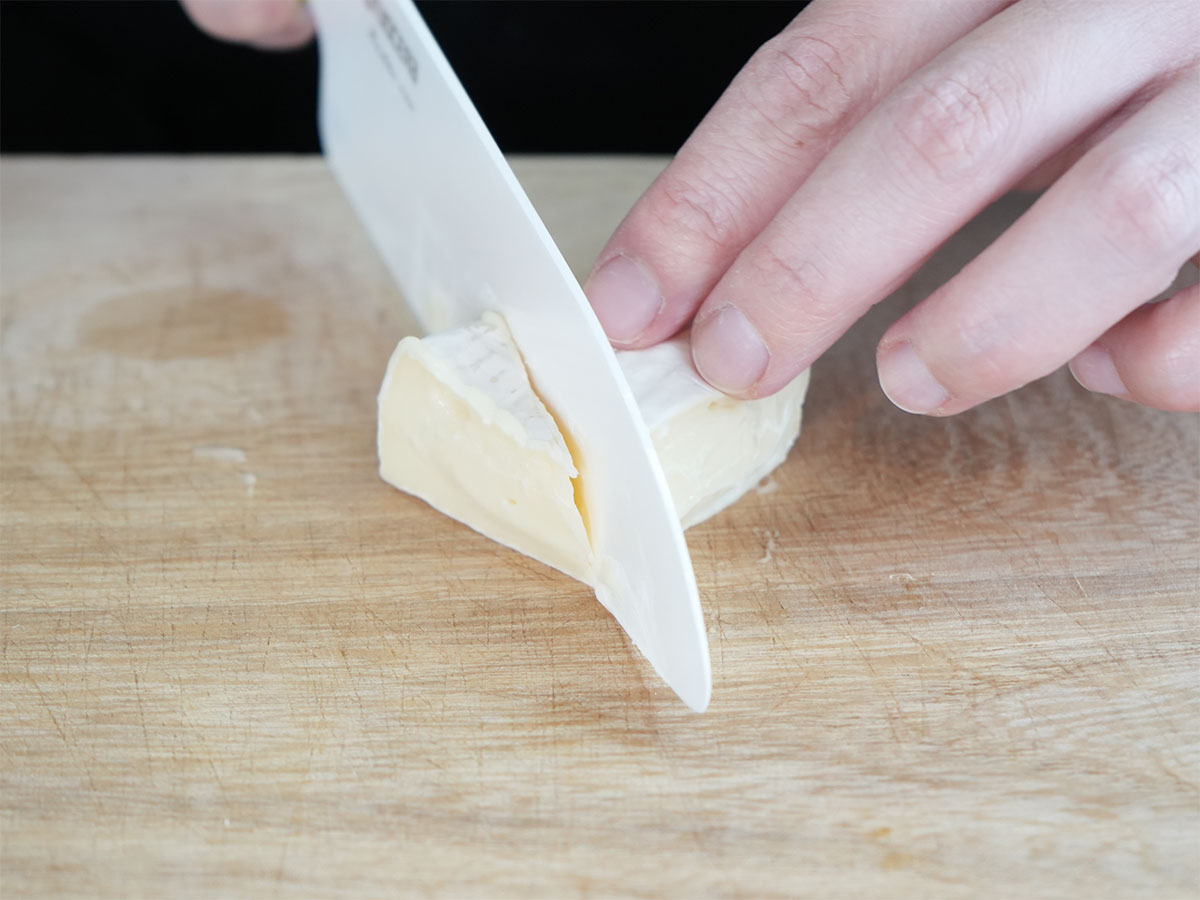 カマンベールチーズを切るシーン