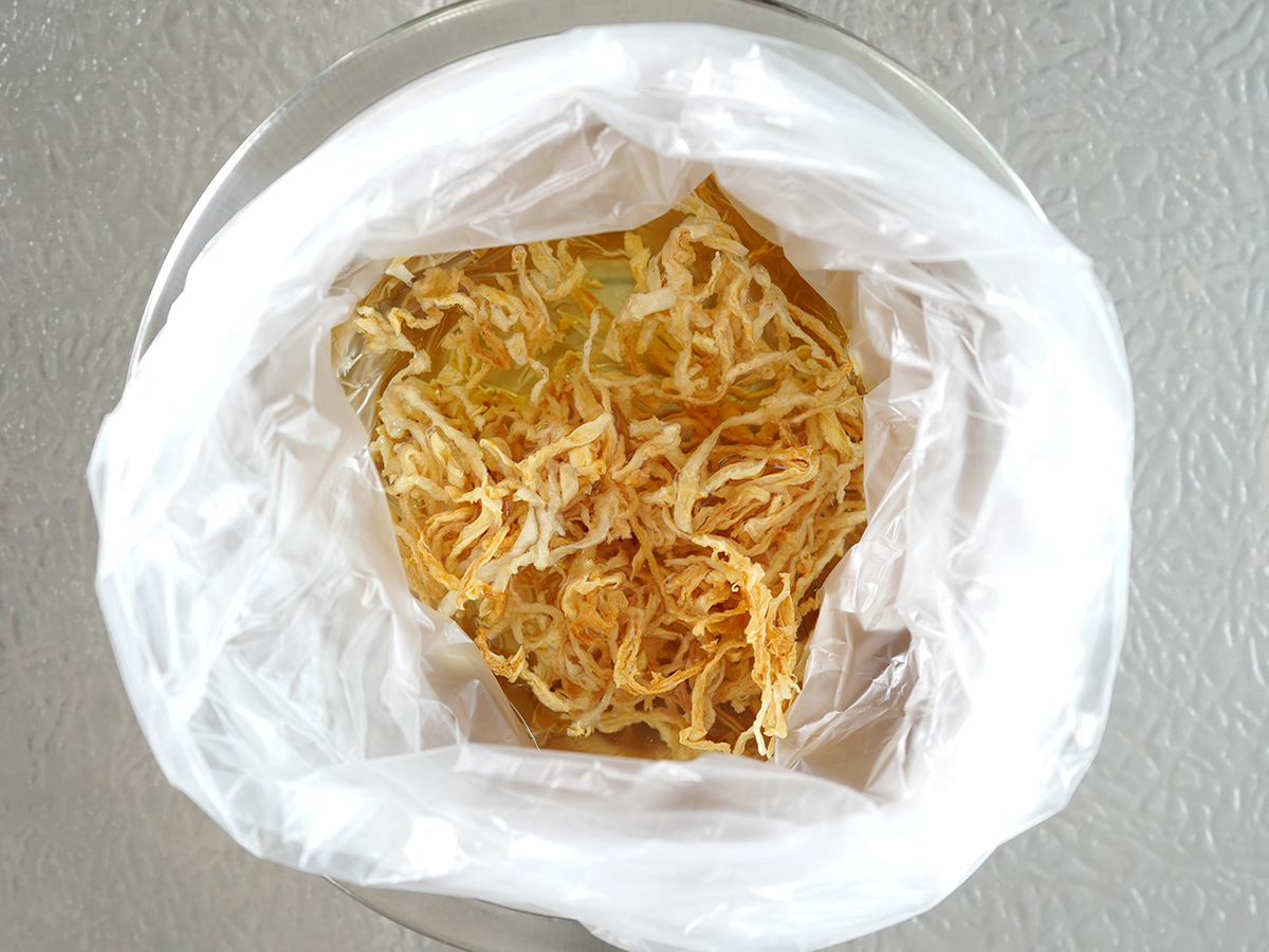 ポリ袋に切り干し大根と水を入れるシーン