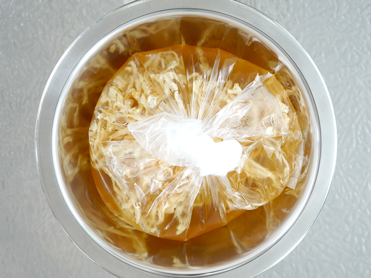 ポリ袋に切り干し大根と水を入れるシーン