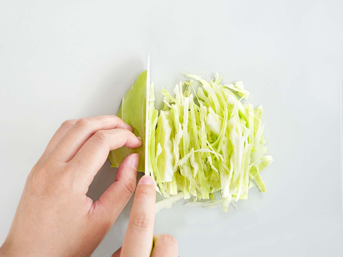 キャベツを千切りにするシーン