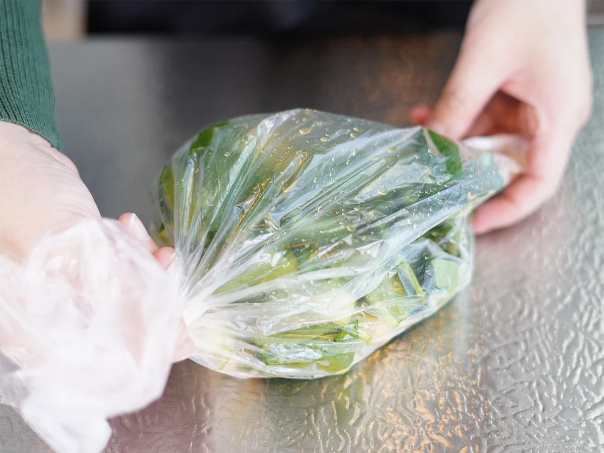 ポリ袋に入れた材料をよく混ぜる