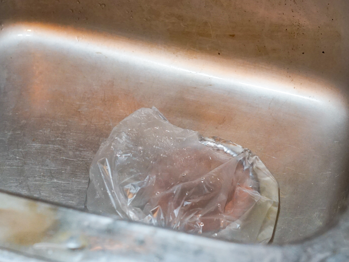 排水口にポリ袋を置く