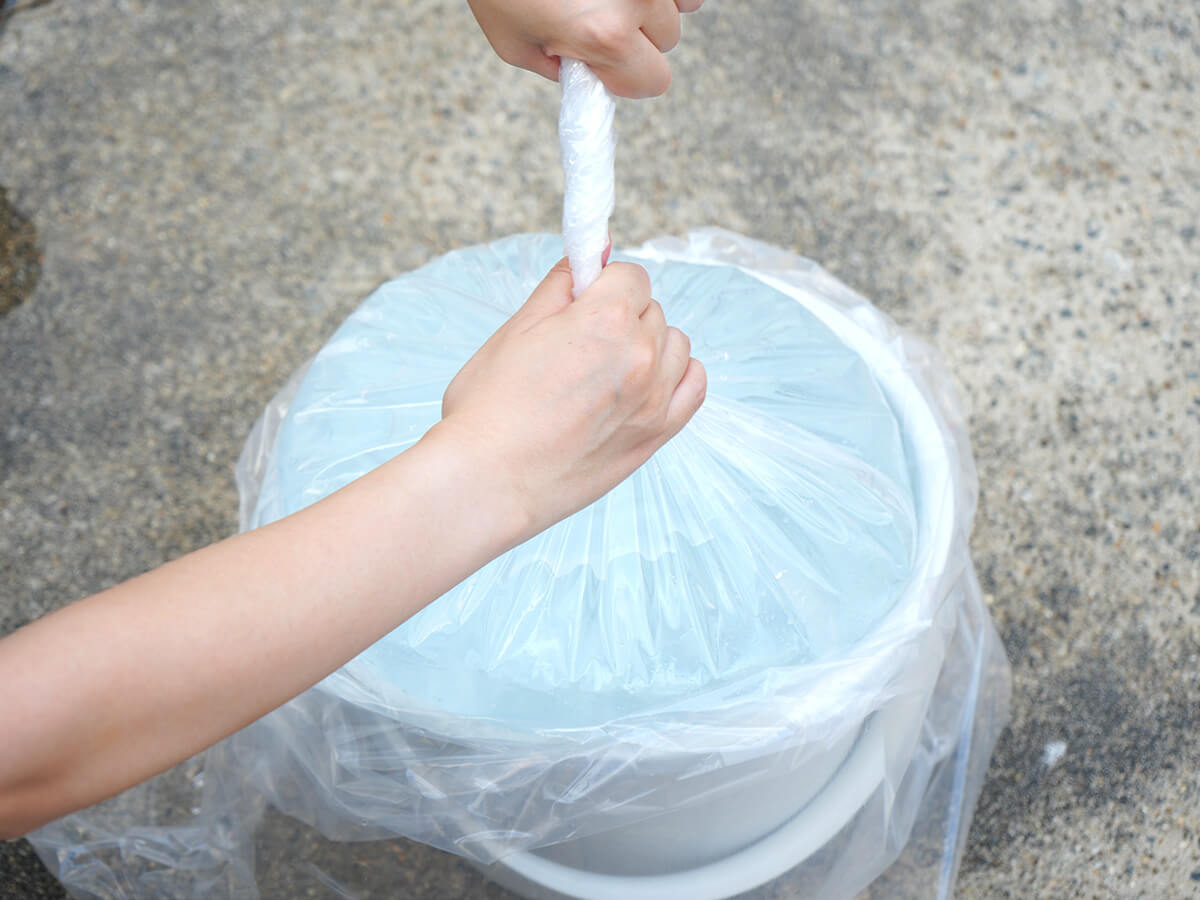 空気を抜いて口を縛る