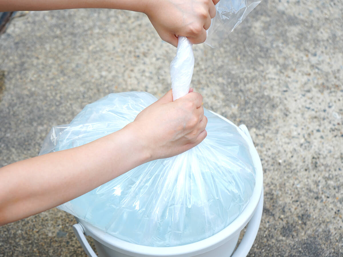 外側の袋も縛る