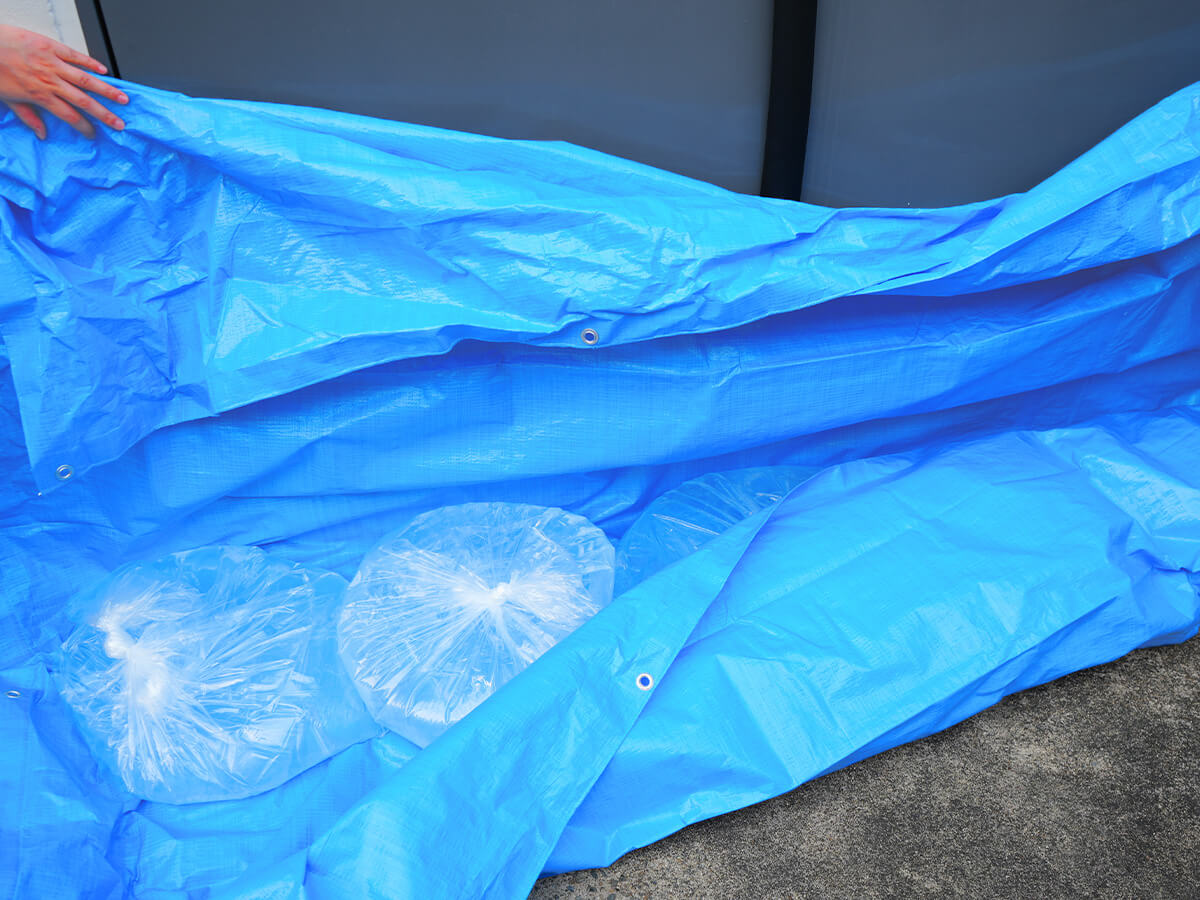 水のうを繋げて浸水対策